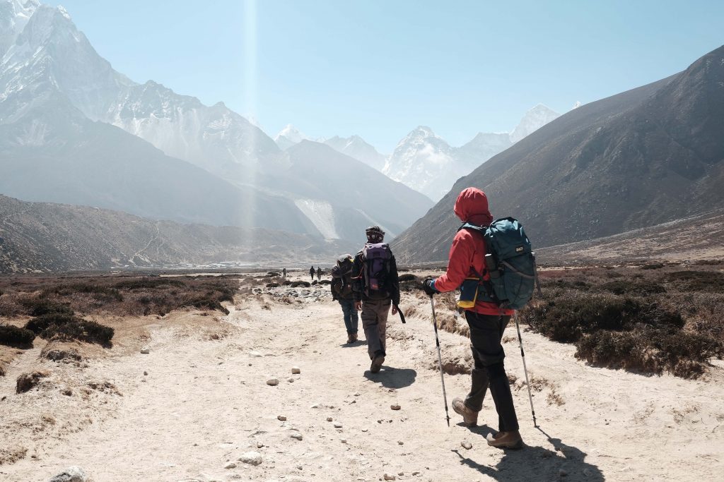 Trekkers verso il CB Everest - Foto Ted Bryan @Unsplash
