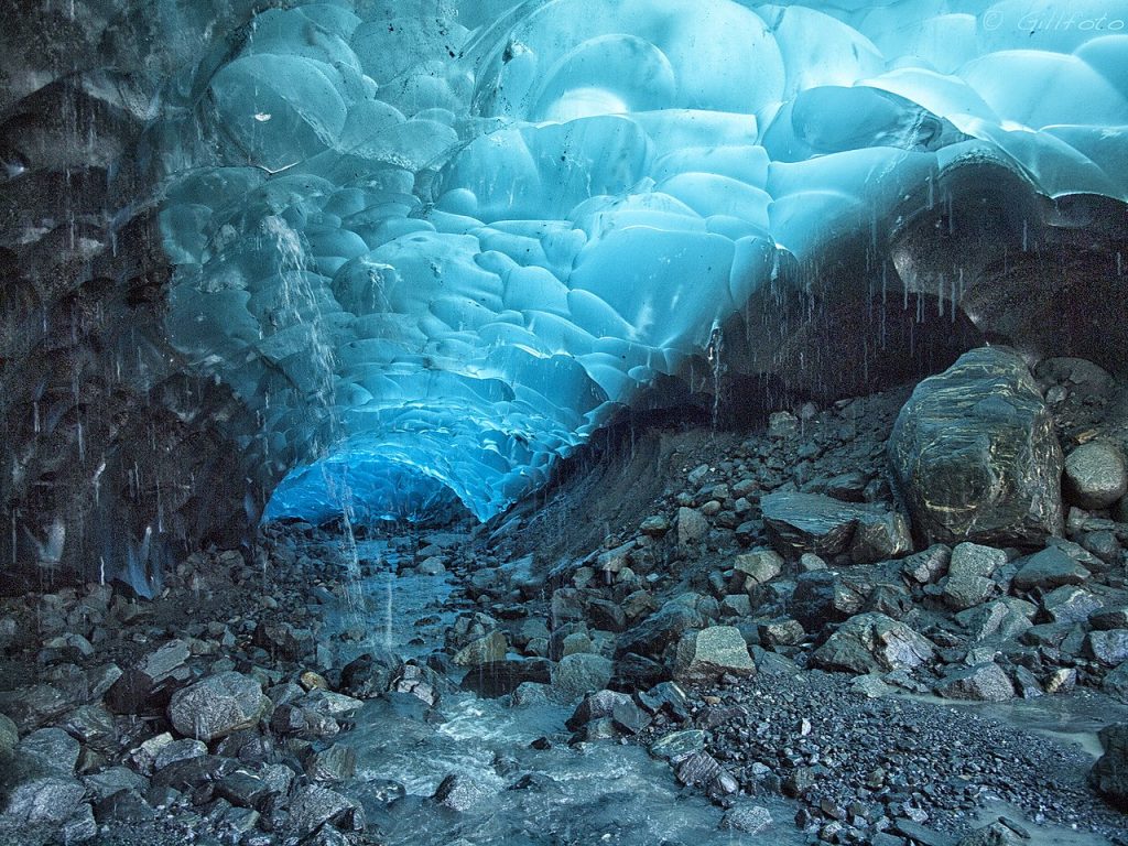Una grotta di ghiaccio del Mendenhall - Foto Wikimedia Commons @Gillfoto