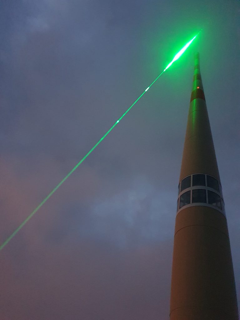 Il laser in azione, puntato sulla Säntis tower - Foto Università di Ginevra ©Professeur Jean-Pierre Wolf 