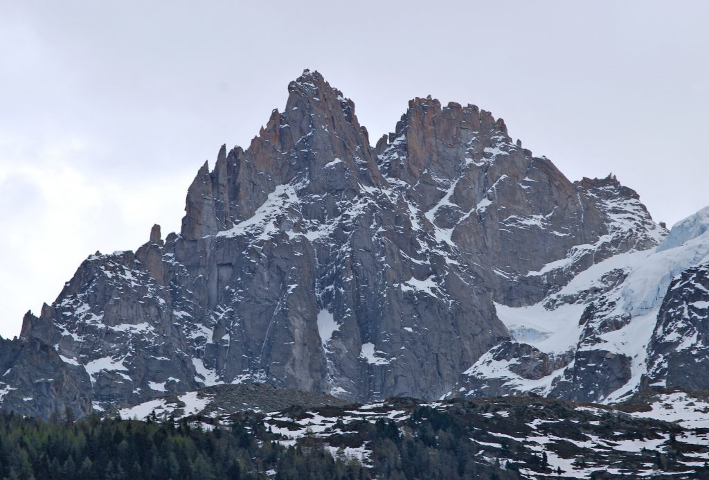 Aiguille des Grands Charmoz sx, Aiguille du Grépon dx da Chamonix. Foto @ wikimedia commons 