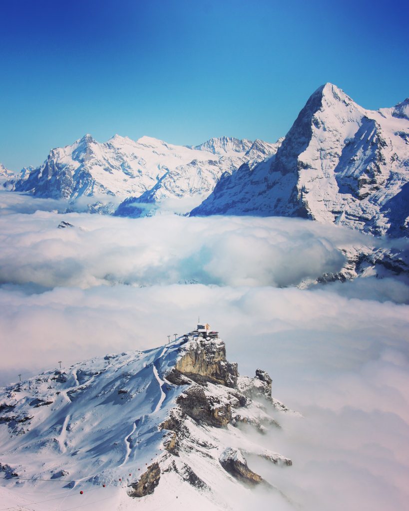 L'Eiger, con la sua parete nord, sbuca dalle nuvole. Foto wikimedia commons