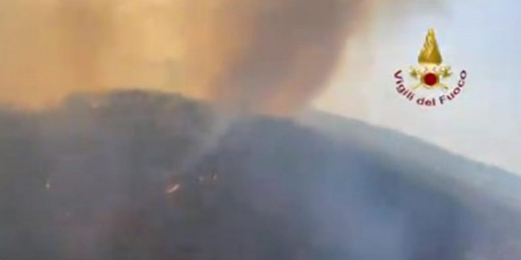 Canadair nel comune di Aidone (EN). Foto ANSA - TWITTER VIGILI DEL FUOCO
