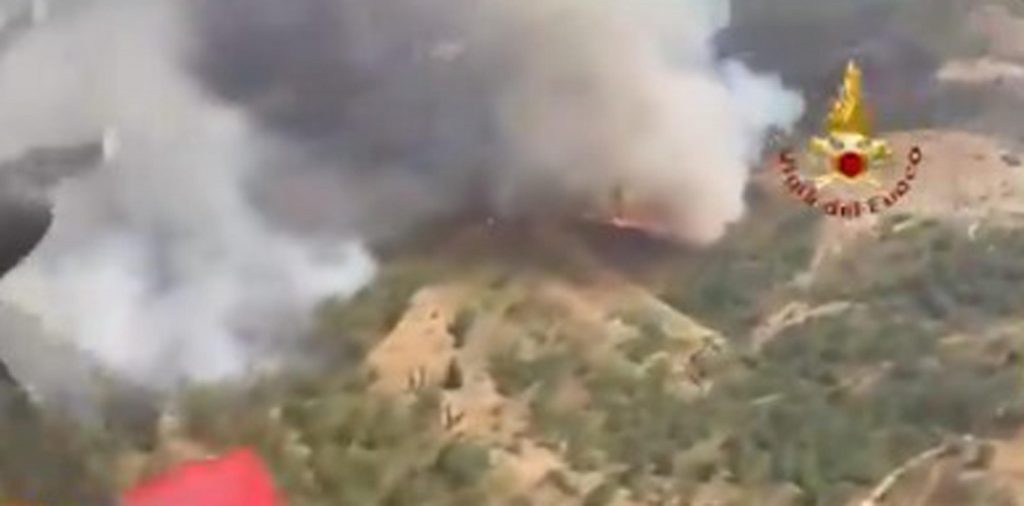 Canadair nel comune di Aidone (EN). Foto ANSA - TWITTER VIGILI DEL FUOCO
