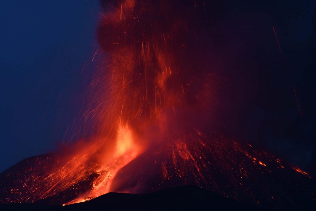 Etna in eruzione - Foto ANSA / Orietta Scardino