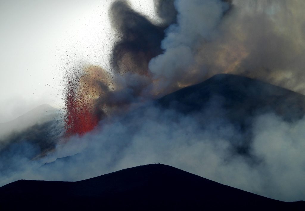 LEtna con fontane di lava dal cratere di sud-est e emissione di una nube di materiale piroclastico a Catania, 30 maggio 2021. ANSA/Orietta Scardino