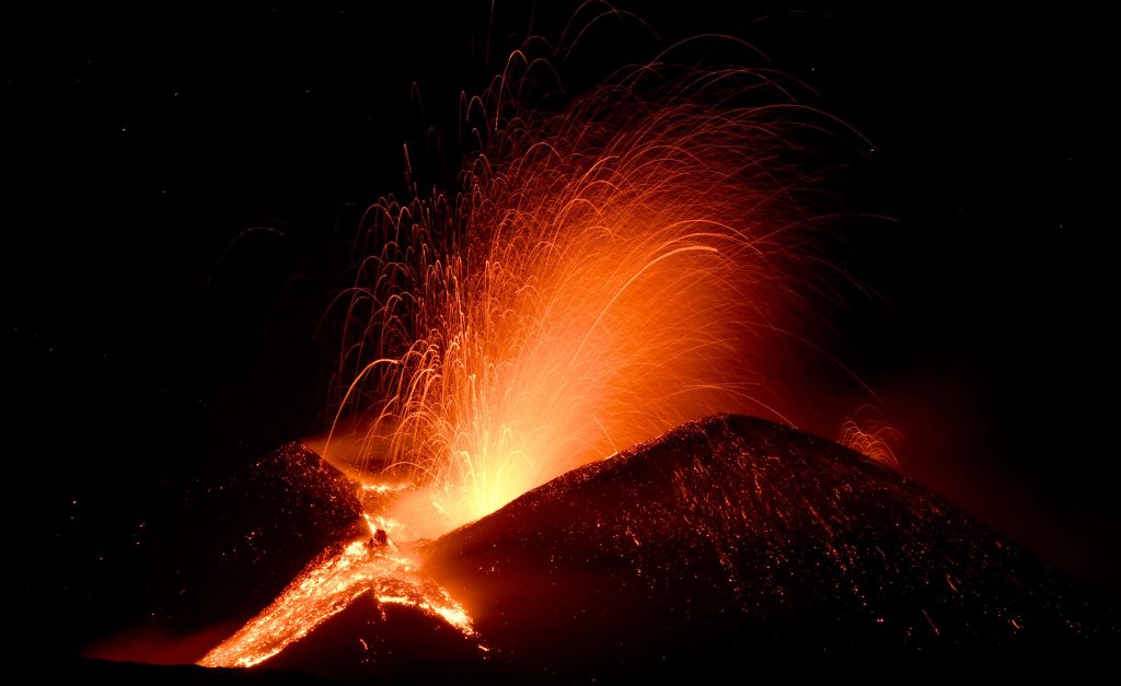 Fontana di lava apertasi nel Cratere di Sud Est dell'Etna, 25 maggio 2021.  ANSA/ORIETTA SCARDINO
