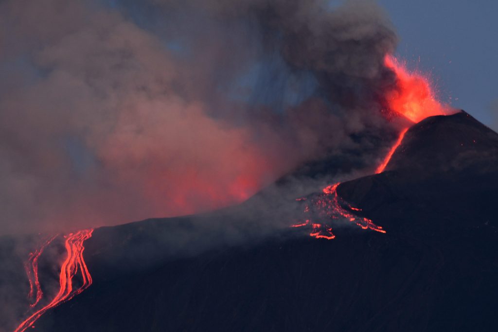Etna in eruzione - Foto
ANSA/Orietta Scardino