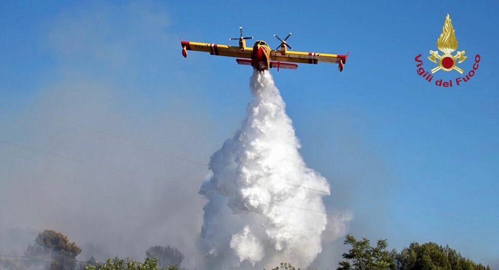 Canadair in azione - Foto ANSA / Immagine tratta dal profilo Twitter dei Vigili del Fuoco 