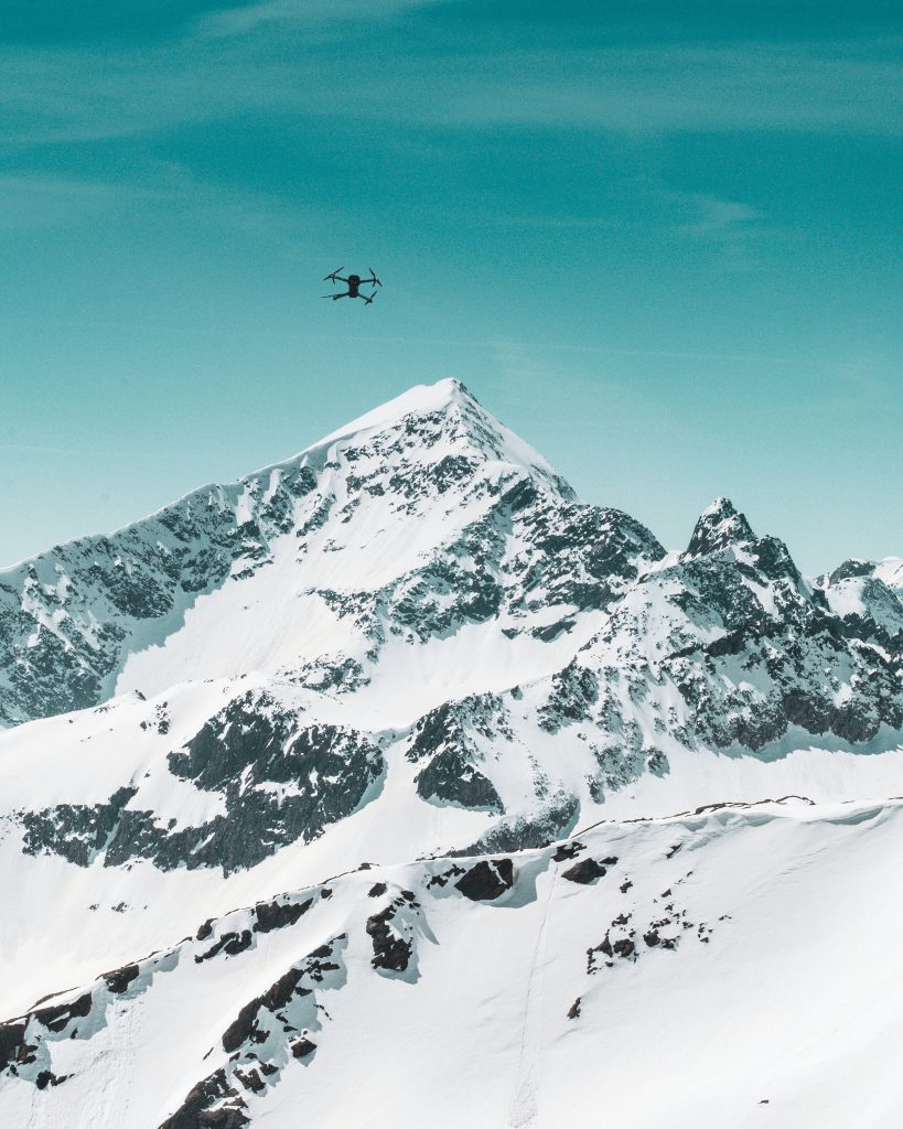 Drone in volo in alta montagna. Foto Tidalis