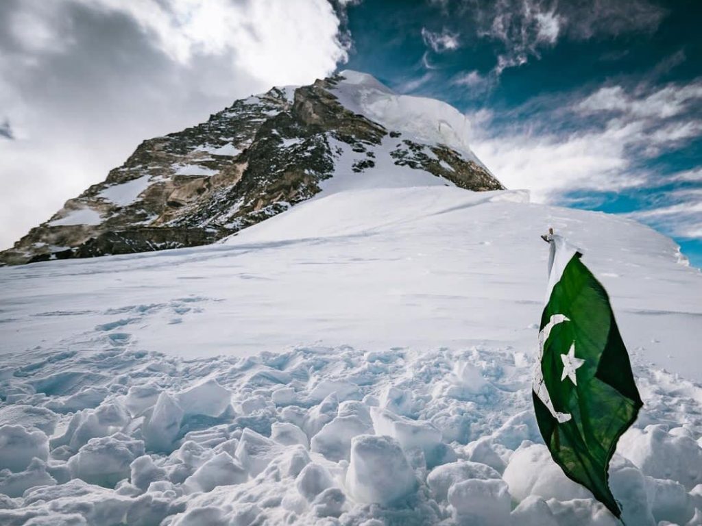 Sotto la bandiera, il luogo dove è stato seppellito Ali Sadpara dal figlio. Foto @ Sajid Sadpara