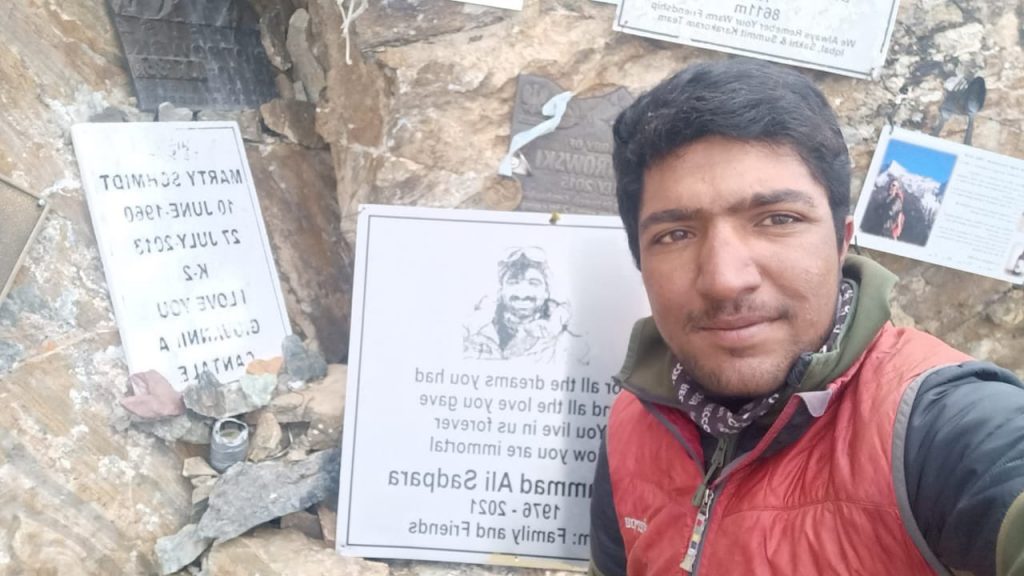 Sajid Sadpara al Gilkey memorial dove è stata posta la targa per suo padre Ali. Foto @ Sajid Sadpara