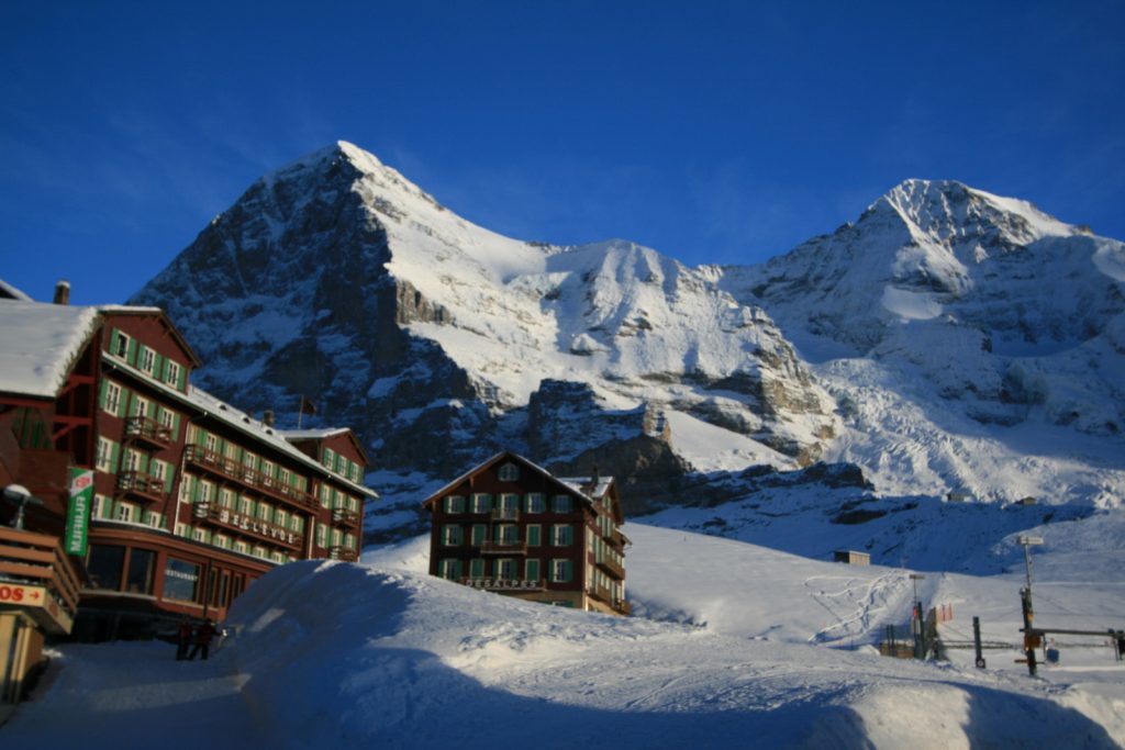 Il colle di Kleine Scheidegg in veste invernale con la parete nord dell
