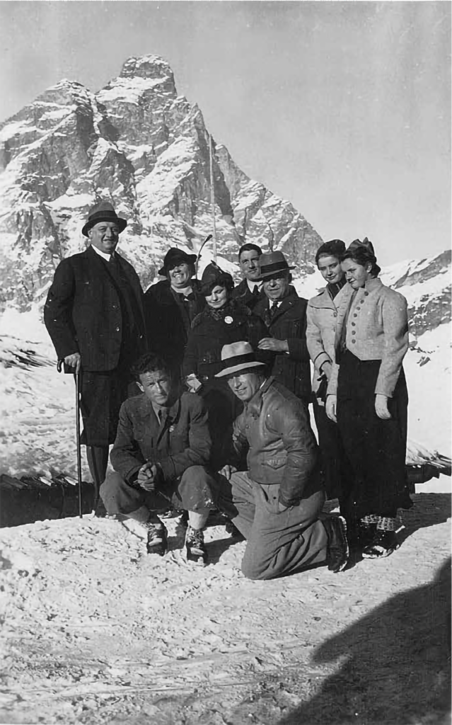 Gervasutti (in basso a sinistra) in posa dopo l’invernale al Cervino, nel 1936. Foto @ Archivio Gianni Gervasutti