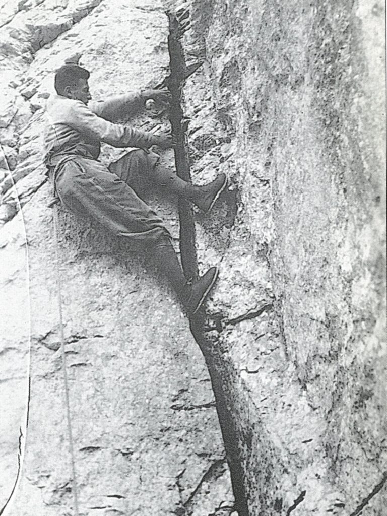 Gervasutti in una palestra torinese, mentre sale una fessura con ineccepibile tecnica Dülfer. Foto Centro documentazione Museo Nazionale della Montagna - CAI Torino