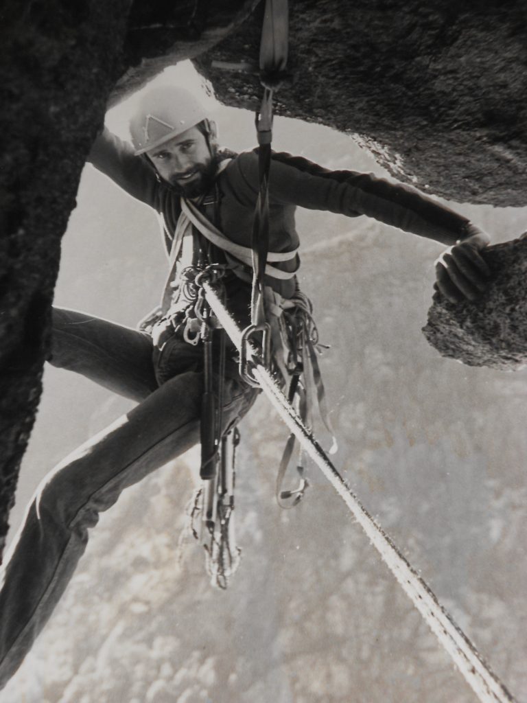 Un giovane Enrico Camanni in arrampicata. Foto archivio Camanni