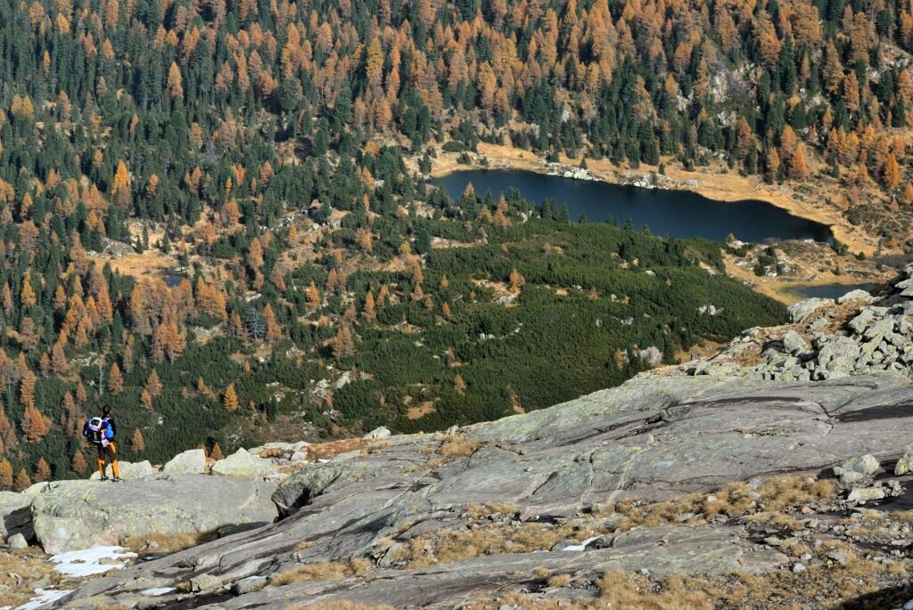 Discesa verso i Laghi di Colbricon, nell’ultimo tratto della Translagorai, ormai verso il Passo Rolle. Tutto il gruppo è ricco di laghi, grazie alla sua geologia di origine vulcanica che favorisce la presenza di acque superficiali. Foto U. Isman