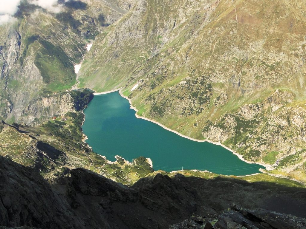 Il lago del Barbellino e piccolo il rifugio Curò. Foto @ wikimedia commons 