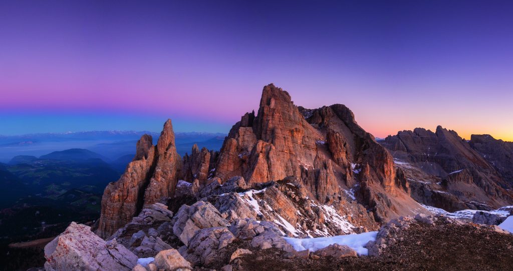  Vista sul Gruppo del Latemar. Da sinistra si distinguono: il Campanile di Fuori, la Torre di Pisa e la Cima di Valsorda; in secondo piano, a destra, il Cimon del Latemar (2846 m), vetta più alta del gruppo. Quest’ultimo è anche detto Torre Diamantidi, dal nome dell’alpinista viennese che la conquistò nel 1892. Foto @ Giacomo Meneghello CilckAlps