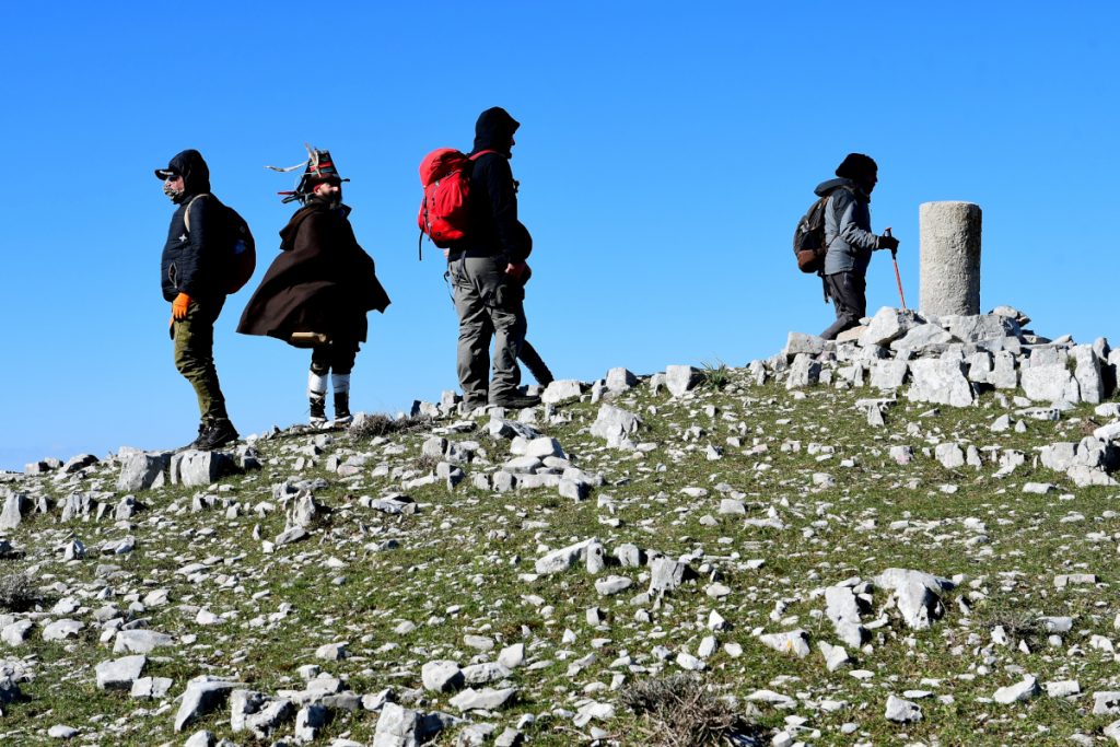 Monte Ceraso, escursionisti e cippo di confine
