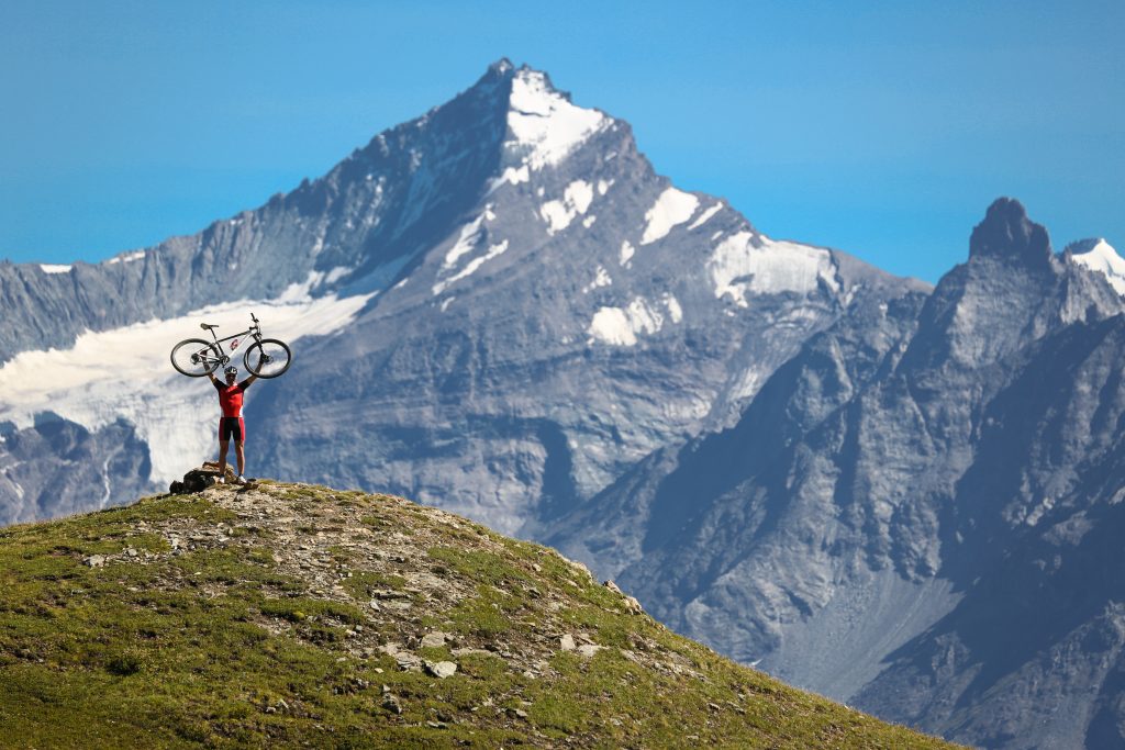 Mountain bike al cospetto della Grivola. Foto Enrico Romanzi