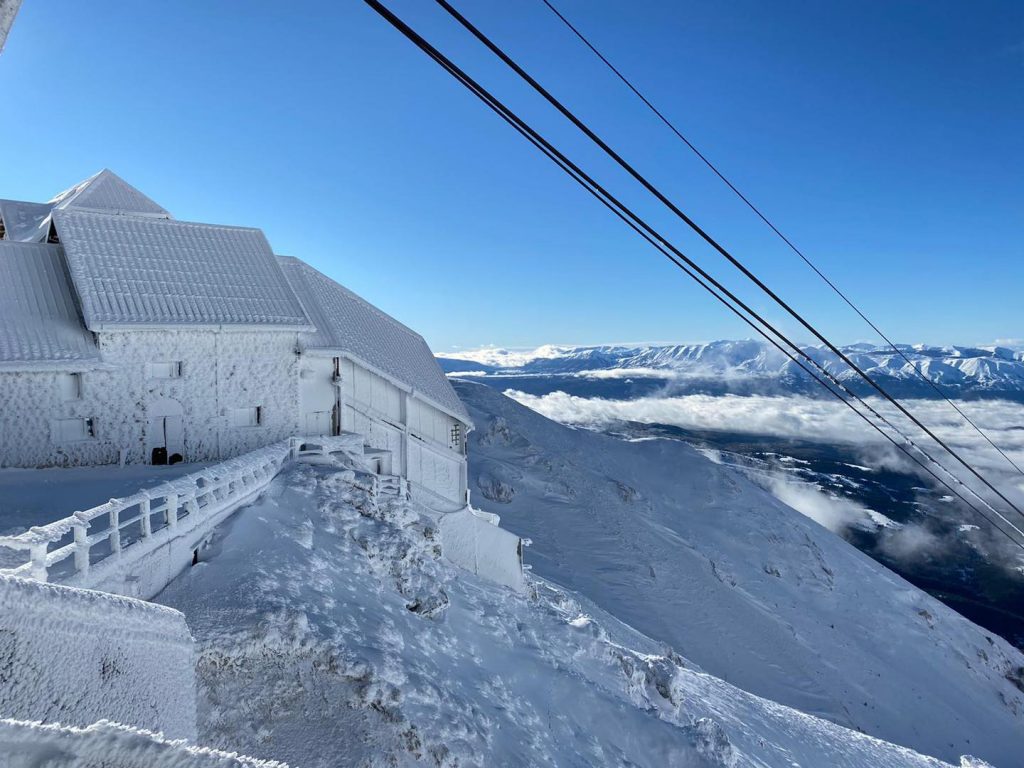 Ostello in veste invernale - Foto FB Ostello Campo Imperatore Lo Zio