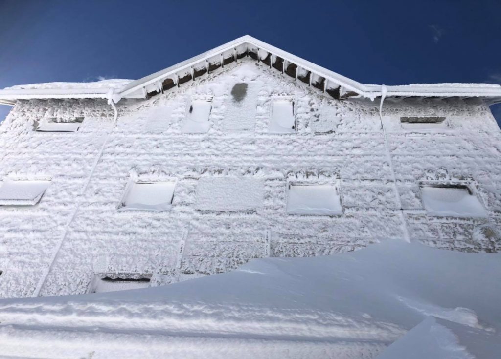 Ostello in veste invernale - Foto FB Ostello Campo Imperatore Lo Zio
