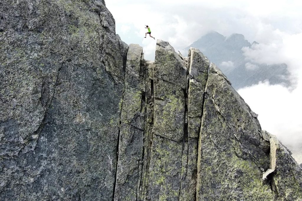 Filip impegnato nella salita al Pizzo Badile. Foto Facebook Filip Babicz