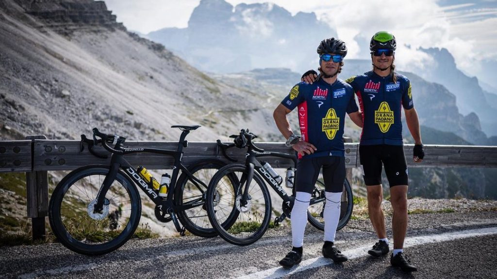 Simon e Roger in bici. Foto Instagram Simon Gietl
