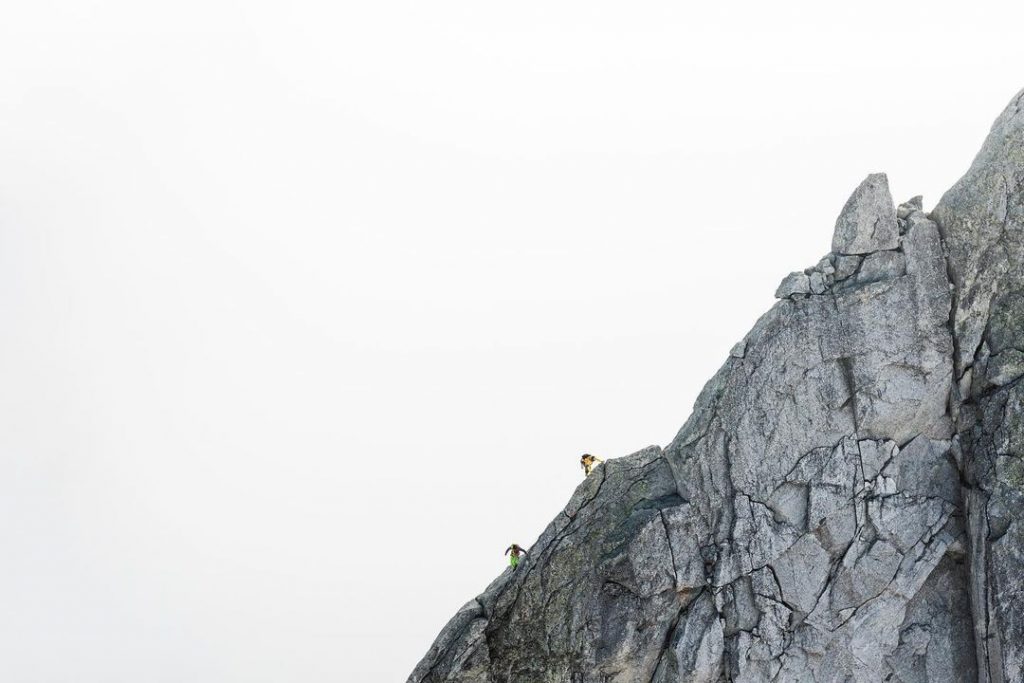 Salendo il Pizzo Badile. Foto Instagram Simon Gietl