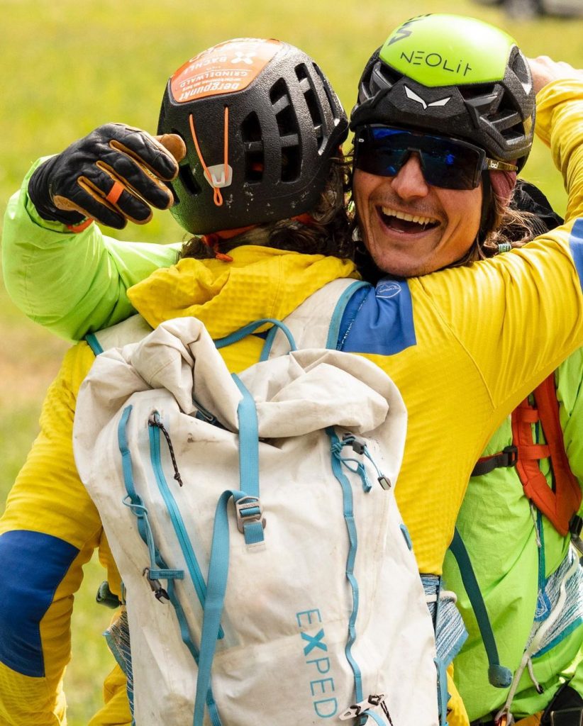Simon e Roger si abbracciano felici. Foto Instagram Simon Gietl