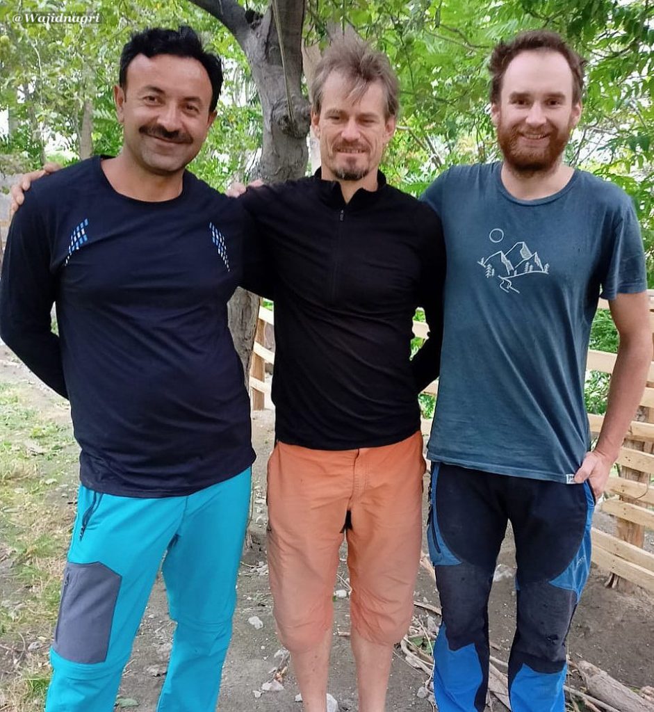 I TRE ALPINISTI BLOCCATI. Posizione dei tre alpinisti. Foto @ arim Shah Nizari