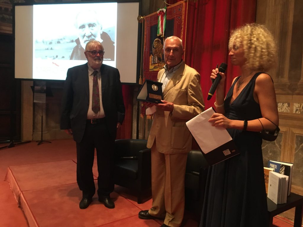 Premiazione professor Pietro Piussi - Foto FB Premio Mario Rigoni Stern