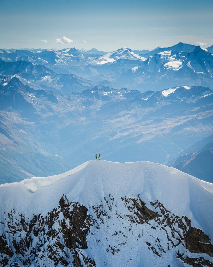 In cima alle Grandes Jorasses. Foto Instagram Simon Gietl