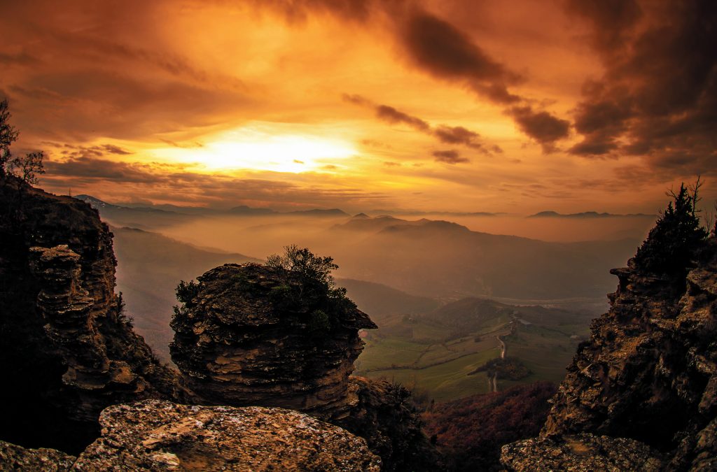 La Via degli Dei passa attorno al monte Adone, un insolito
e maestoso bastione naturale di pareti arenacee e pinnacoli rocciosi plasmati dal vento. Foto @ ARCHIVIO ENTE PARCHI EMILIA ORIENTALE – DARIA VICTORINI
