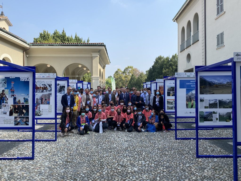 I ragazzi con il sottosegretario Benedetto Della Vedova