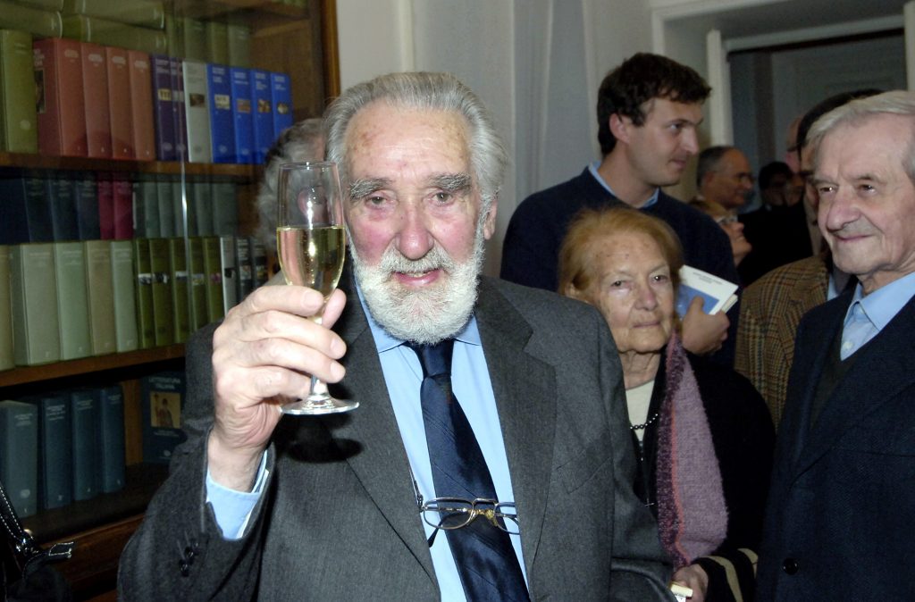 Lo scrittore Mario Rigoni Stern durante il brindisi per la festa del suo 85/o compleanno, organizzata dalla casa editrice  " Einaudi ". Foto @ ANSA