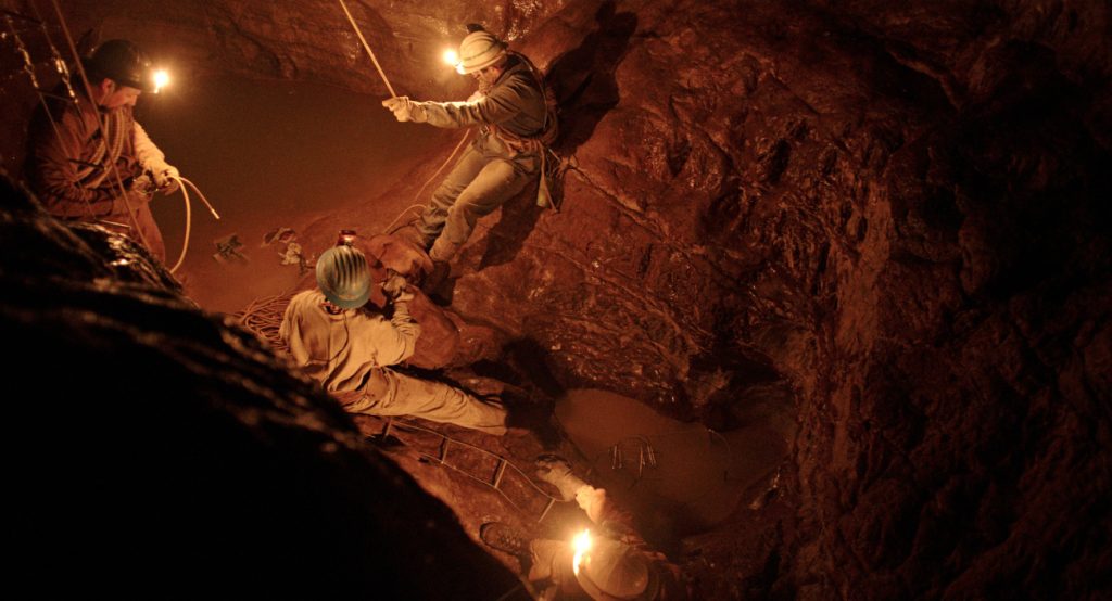 Foto di scena - speleologi con equipaggiamento d