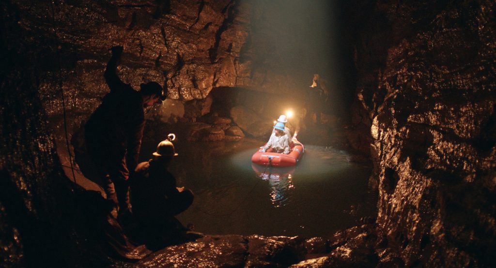 Foto di scena - speleologi con equipaggiamento d