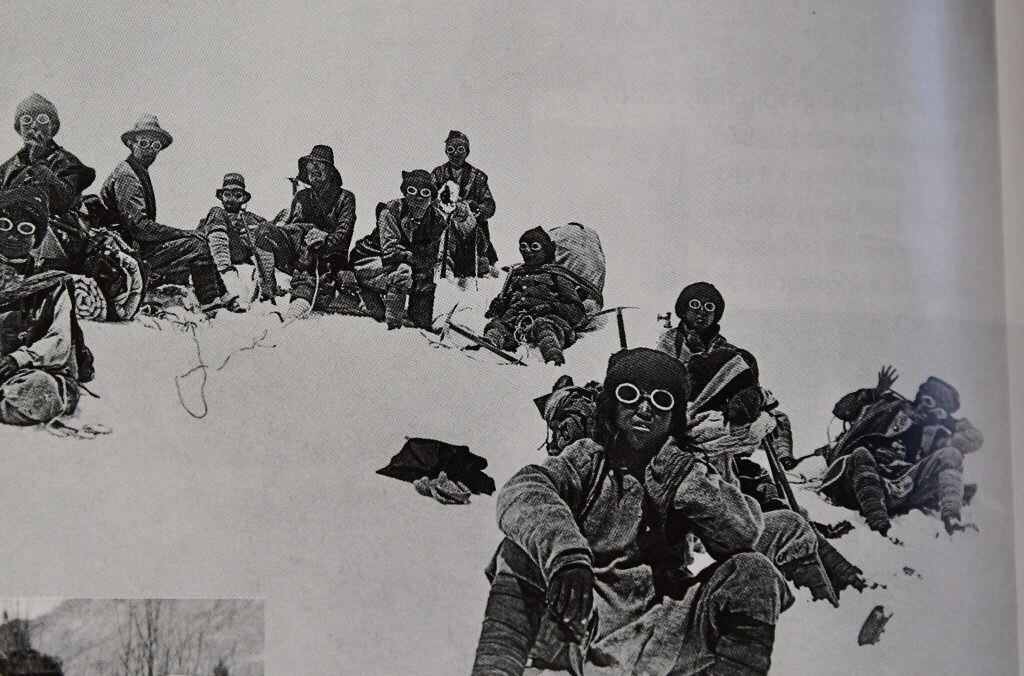 Mallory (in alto a sinistra) con un gruppo di portatori d