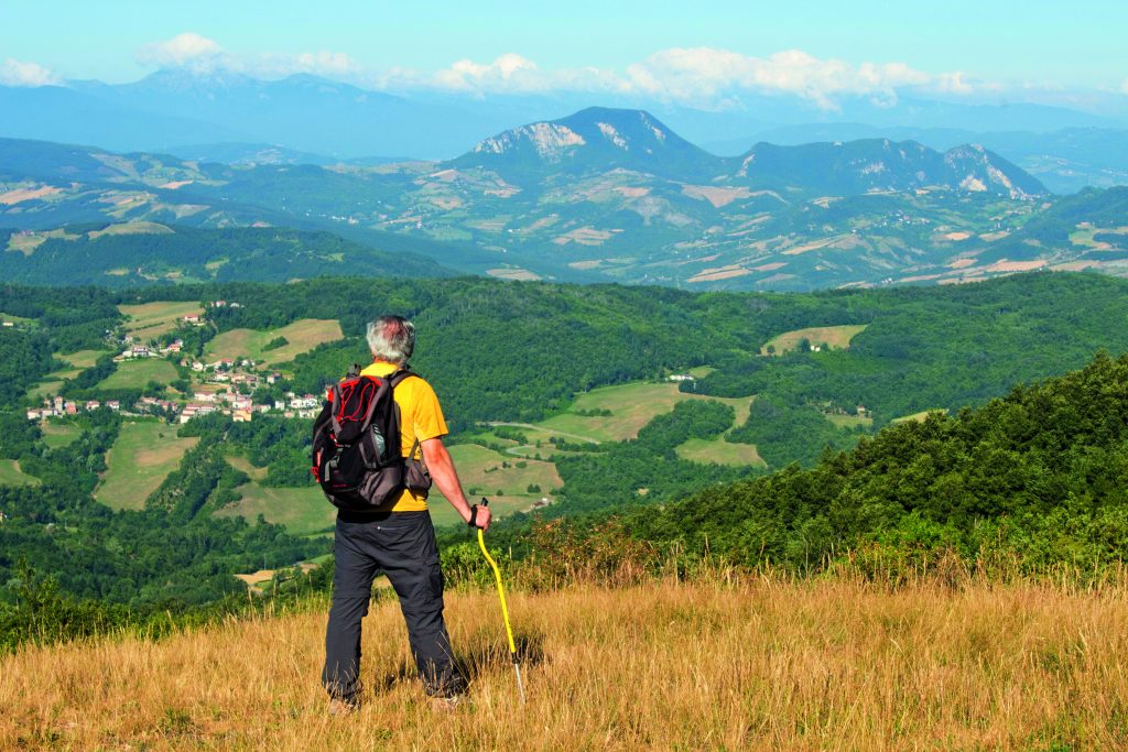 Un camminatore nei pressi di Madonna dei Fornelli, frazione del comune di San Benedetto Val di Sambro, situata a 798 metri s.l.m, sulla linea di displuvio tra Savena e Sambro, nell’appennino bolognese. Foto @ STEFANO LORENZI