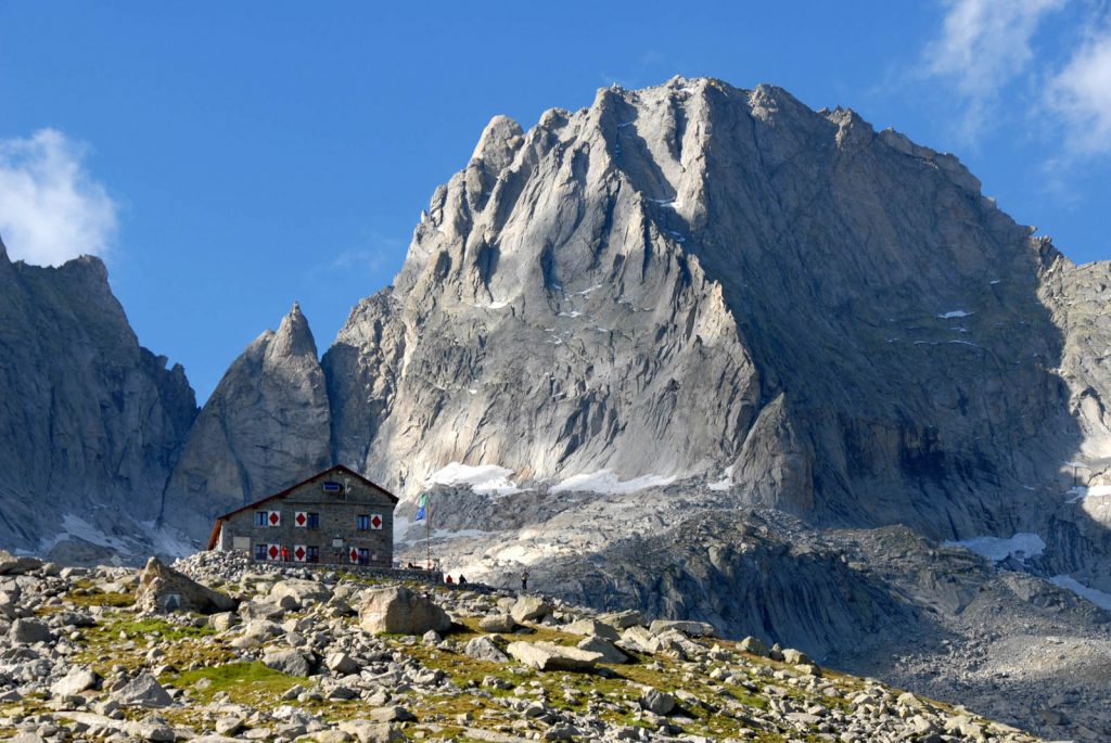 Sud del Pizzo Badile con rifugio Giannetti - Foto Wikimedia Commons @Ggambaro 