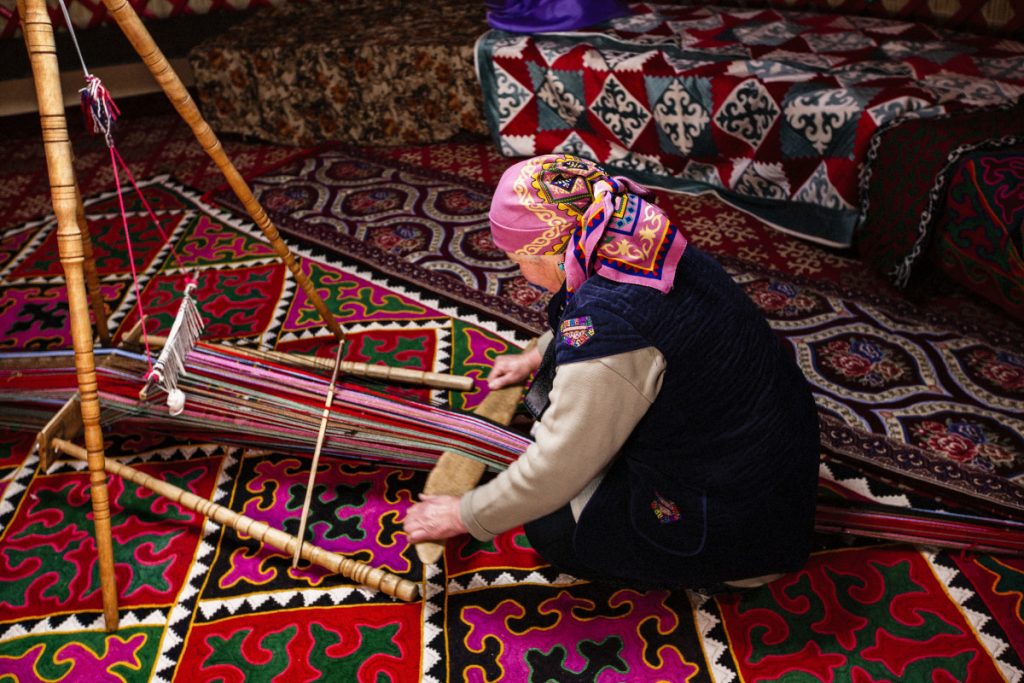 Una tessitrice del Kirghizistan ©FAO Mirbek Kadraliev
