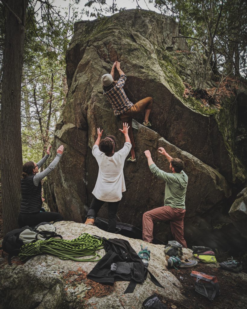 Bouldering in ambiente naturale. Foto @ Mark McGregor via unsplash