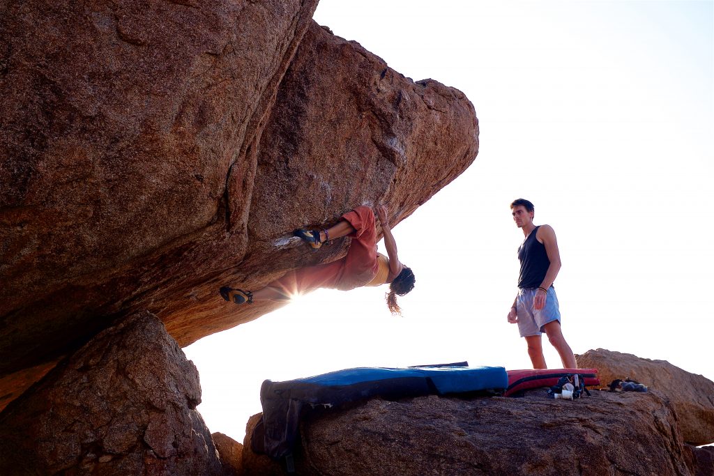 Bouldering in ambiente naturale. Foto @ Mike Kotsch via Unsplash