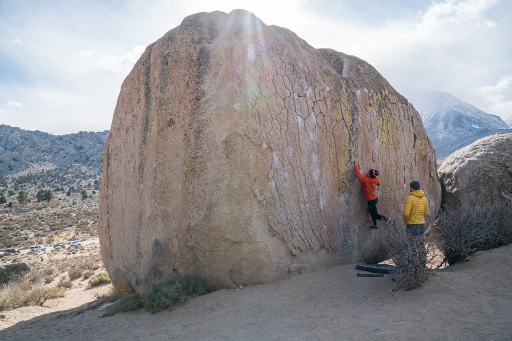 Bouldering in ambiente naturale. Foto @ Mark McGregor via unsplash