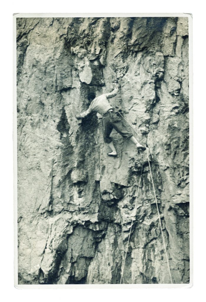 Comici in arrampicata in parete