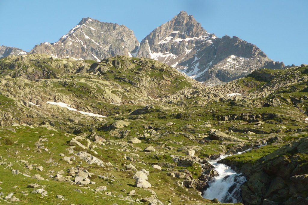 Il Monveso di Forzo (cima a destra) visto dal versante Piemontese. Sulla sinistra la Roccia Azzurra