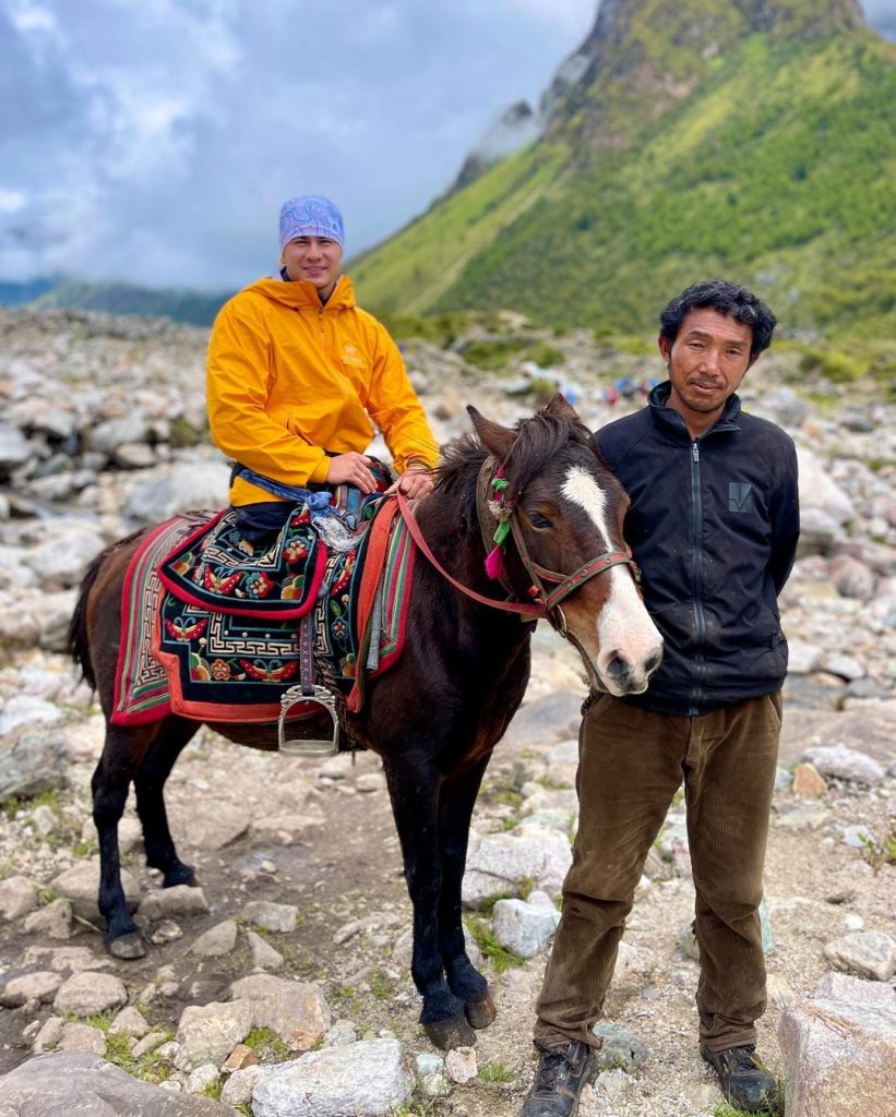 Durante il trek di avvicinamento. Foto Instagram Rustam Nabiev