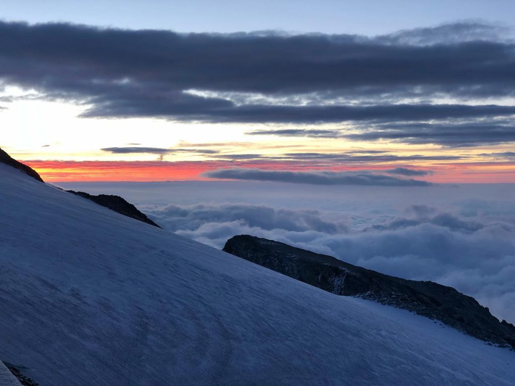 Ultima alba prima della nevicata? - Foto FB Rifugi Monterosa