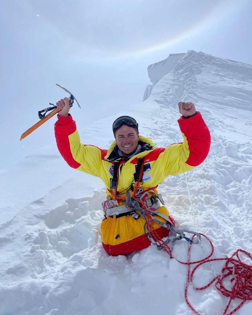 Rustam in vetta al Manaslu. Foto Instagram Rustam Nabiev